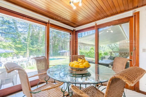Espectacular Casa De Seis Dormitorios Y Servicio En Venta En Lugano
