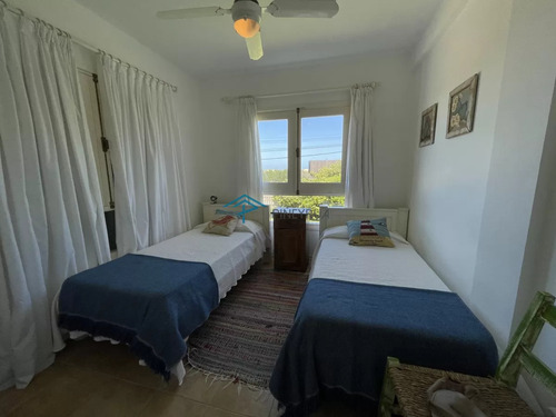 Venta De Casa Amplia De Construcción Sólida Sobre Primera Fila De Mar En La Juanita, José Ignacio