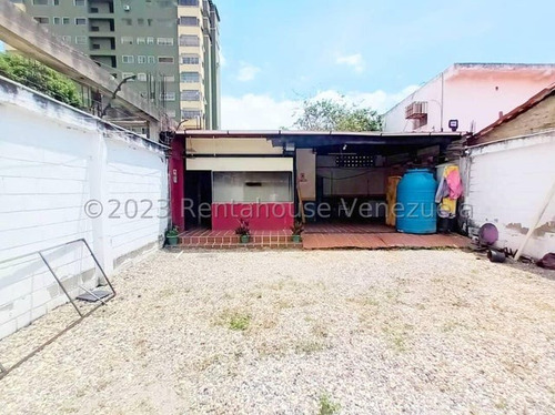 Raiza Suarez Vende Para Uso Residencial O Comercial Amplio Terreno En Pleno Centro De Barquisimeto,- 2 4 1 1 6-, Cuenta Con Todos Los Servicios, Cerco Electrico, Ideal Para Remodelar Y Construir.....