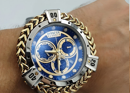 Relógio de pulso Invicta 30543 com corria de aço inoxidável cor aço/ouro - fondo azul - bisel ouro/aço