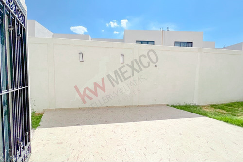 Casa En Venta Con Terreno Excedente En Un Residencial Muy Tranquilo Y Seguro En La Zona Norte De ...
