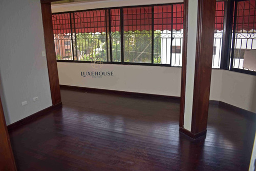 Imagen 3 de 16 de Amplio Pent-house De 250 Mtrs Con Jacuzzi. Revestido En Caoba En Sala, Estar, Comedor Y Habitación Principal. Con Excelente Ubicación Cerca De Supermercados, Ferreterías, En La Moraleja (eaa-003)