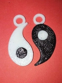 Collar / Dijes Ying Yang Plastico Con Cadenita X 2