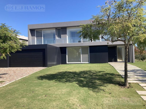 Imagen 3 de 13 de Casa En Venta En El Golf