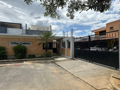 T.r. Vende Townhouse En Resd. Villas Cudillero Urbanizacion Mañongo Cod. 26221