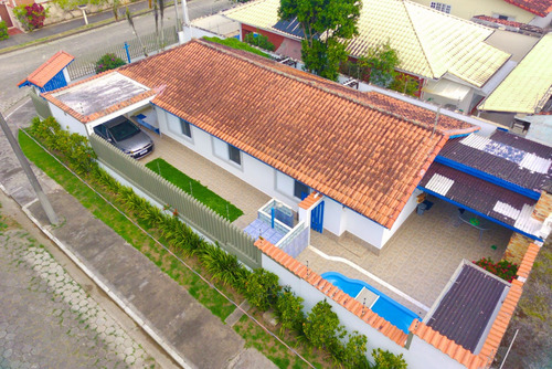 Casa Com Piscina À Venda Na Deslumbrante Praia De Peruíbe.