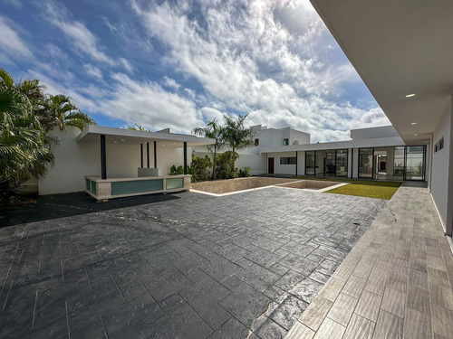 Casa En Venta Con Amplio Terreno Ubicada En San Pedro Cholul, Merida.