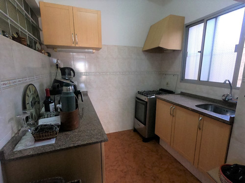 Imagen 5 de 12 de Oportunidad! Impecable Apartamento De 2 Dormitorios Al Frente, Con Ambientes Amplios Y Súper Luminosos. Excelente Ubicación Sobre Avenida Con Muy Buena Accesibilidad A Locomoción Y Servicios