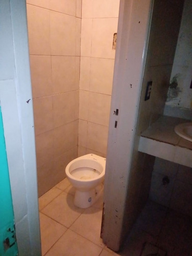 Imagen 8 de 8 de Local Muy Bien Ubicado Medidas 3x7 Con Baño Y Antebaño Frente Vidriado Y Rejas