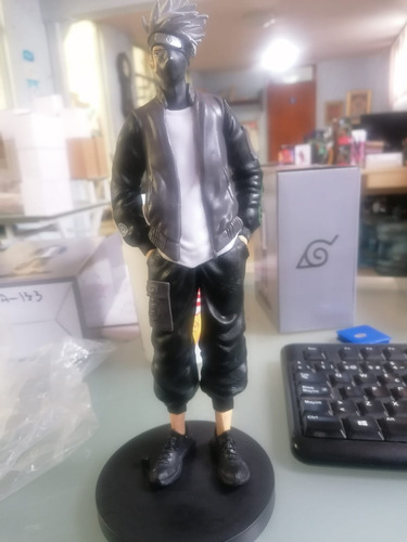 Kakashi Hatake Naruto Con Traje Negro 28 Cm Coleccionable
