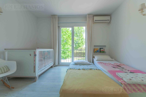 Casa Con 3 Dormitorios, Escritorio Y Playroom En Venta En Santa Barbara