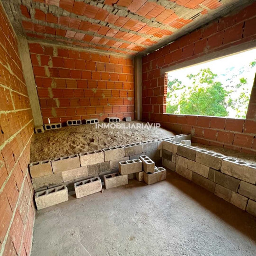 Te Ofrecemos Amplia Quinta En Venta Obra Gris Ubicado En Palmar Este Estado La Guaira Ref 005 - 500