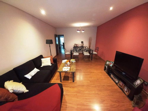 Amplio Chalet En Una Sola Planta Sobre Lote De 10 X 43 Metros - Haedo