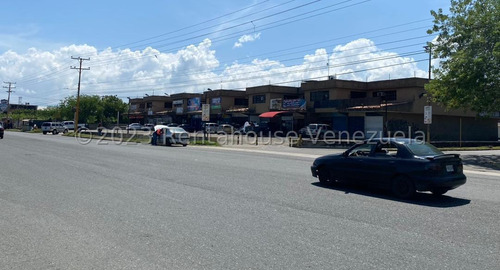 Local En Venta Inm Flor Amarillo Ubicado En Via Principal Con Alto Flujo De VehĂculos Y Muy Cercano A Conjunto Residencial. Cuenta Con Area De Despacho , Deposito , Mezzanina. Valencia 24-8210