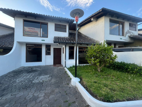 Casa En Venta Dentro Del Conjunto Prados Del Este, Norte De Quito