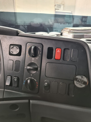Imagem 9 de 10 de Mb Atego 2425 6x2 Ano 2012 Leito Bau 8,00mts Plataforma