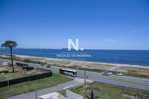 Apartamento En Alquiler En Playa Mansa, 2 Dormitorios, Edificio Mansa Bay, Frente Al Mar