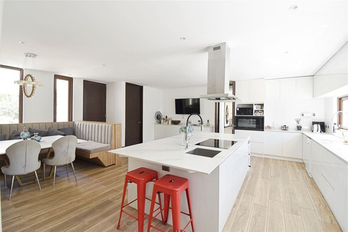 Casa En Venta De 5 Dorm. En Colina