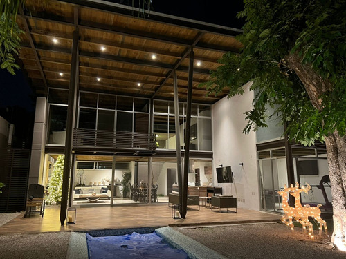 Casa Estilo Industrial En Privada Con Acceso Controlado 