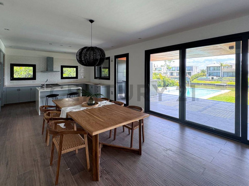 Casa Al Agua En Virazón Nordelta Con 4 Suites Y Tercera Planta.