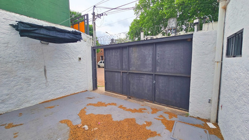 Casa En Tres Cruces, Con Renta De $ 32.000/mes Con Garantía Anda. A 1 Cuadra De Bulevar Artigas Y 2 Del Shopping Y Terminal