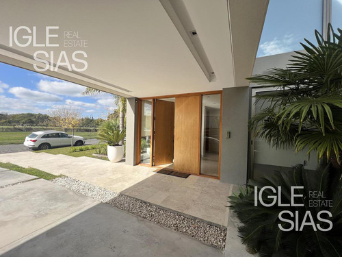 Casa Al Rio En Venta En El Barrio Albanueva