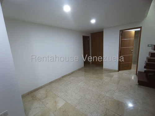 Un Hogar Que Combina Lujo, Amplitud Y Ubicación Privilegiada ___ Rahml ___ 25-21807