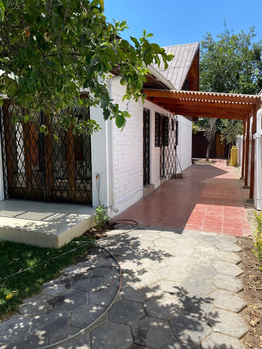 Casa Recien Remodelada En Una Tranquila Calle De La Reina