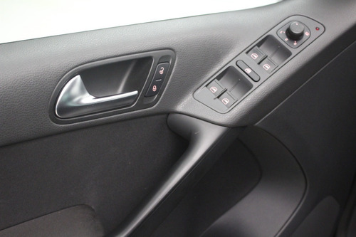 Imagem 6 de 14 de Volkswagen Tiguan 2.0 Fsi 5p 2010