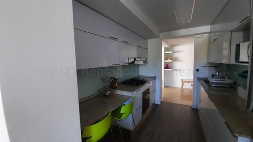Imagen 3 de 22 de Mls #21-15978 Amplio Y Bello Apartamento Remodelado Con Vista Al Avila, Aproximadamente 7 Metros De Terraza Cubierta. Tiene 30 Puestos De Visitantes. Afm