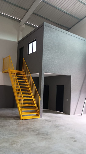 Barracão Novo 345 Metros Mais 260 Metros De Pátio ,piso Usinado , Altura Pé Direito 7,60 Metros,porta 5,00 Metros De Altura Banheiros Grandes , Portão De 9.00 Metros ,excelente Imóvel Novo Sem Uso