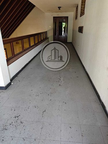Amplia Casa En Andres Bello Maracay. 003jsc