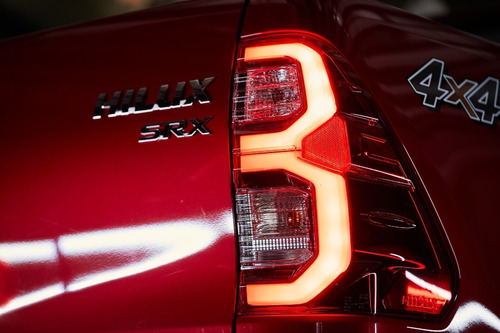Imagen 4 de 15 de Hilux 4x4 D/c Srv 2.8 Tdi 6 M/t Marzo 2023