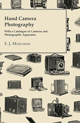 Fotografia Con Camara De Mano Con Un Catalogo De Camaras Y A