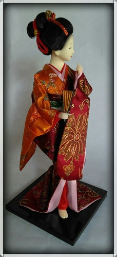 Geisha De Porcelana Con Vestido De Seda Y Satín