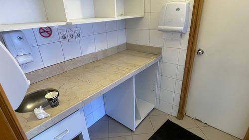 Oficina En Venta, En La Ciudad Vieja, Sobre La Calle Misiones - Con Una Terraza Increible De 40m2 Con Vista Despejada Y Mucho Sol.