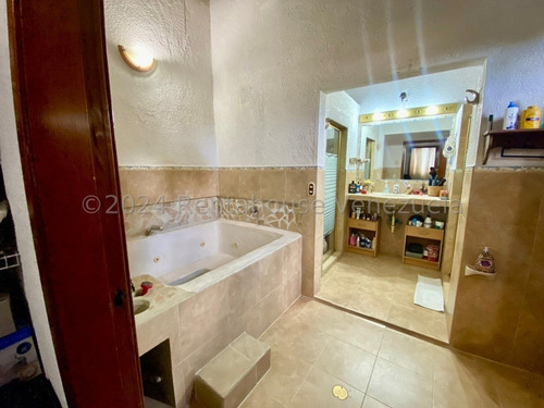 Julio Latouche 24-20805 Hermosa Casa En Alquiler Colinas De Guataparo Valencia, Amplias Áreas Verdes, Tanque De Agua 10.000 Lts.