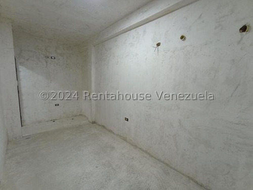 Excelente Townhouse En Obra Blanca Para Remodelar En Venta Ubicado En Las Amazonas Db 24-13863