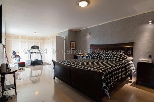 Espectacular Casa Completamente Remodelada En Venta Ubicada En La Lagunita Country Club 25-17423
