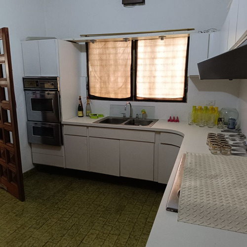 Se Vende Casa En La Calle Junin De Anaco, Con Un Amplio Terreno De 1693 Metros Cuadrados. (a.p)