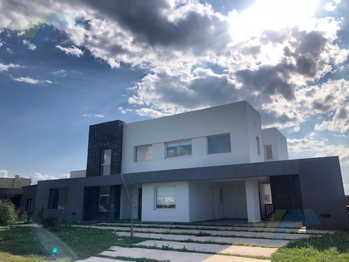 Venta De Casa San Sebastian Con Pileta A La Laguna