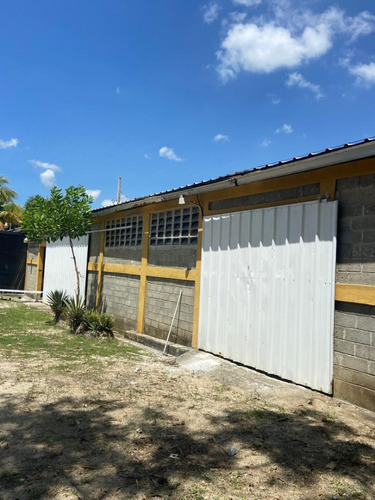 En Venta Solar De 10mil Metros Santo Domingo Circunvalacion Con Dos Naves Con Un Total De 780 Metros De Construccion