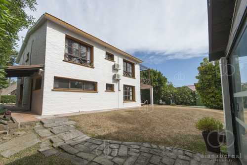 Punta Del Este, Chalet En Pinares, A Pasos Del Mar, 4 Dormitorios .- Ref: 41775