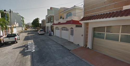 Propiedad Con Cochera Cerrada Para 2 Autos. Cuenta Con Amplias Recámaras Y Patio Trasero. A Dos Cuadras De Uvm Veracruz Y A Sólo 5 Minutos De Walmart, Costco, The Home Depot Y Office Depot. Muy C