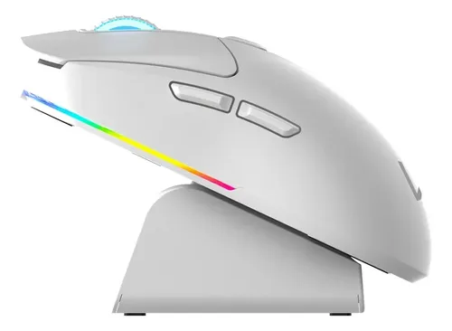 Mouse gamer Warrior Magnus wireless na cor branca posicionado sobre sua base de carregamento com detalhes em iluminação RGB