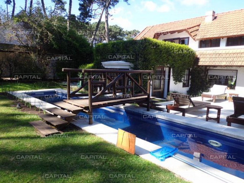 Casa De 5 Dormitorios En Playa Mansa Punta Del Este-ref:28553