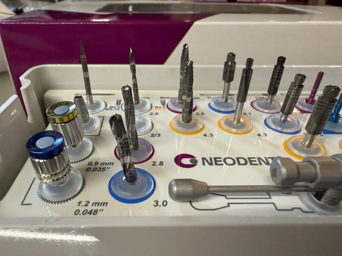 Kit Cirúrgico Neodent Cone Morse Compacto 24 Peças Cinza