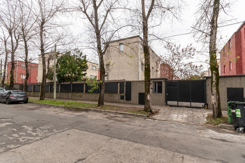 Divina Casa Con Cochera Y Jardin Con Piscina En Barrio Cerrado De San Isidro.