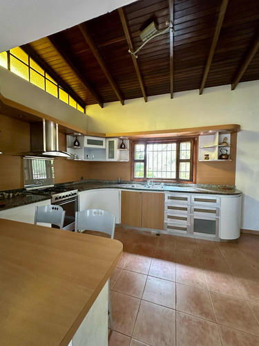 Alquiler De Casa Ubicada En La Avenida Pedro Russo Ferrer
