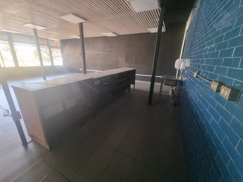 Se Arrienda Local Comercial De 84 M2 De Planta Libre A 2.400